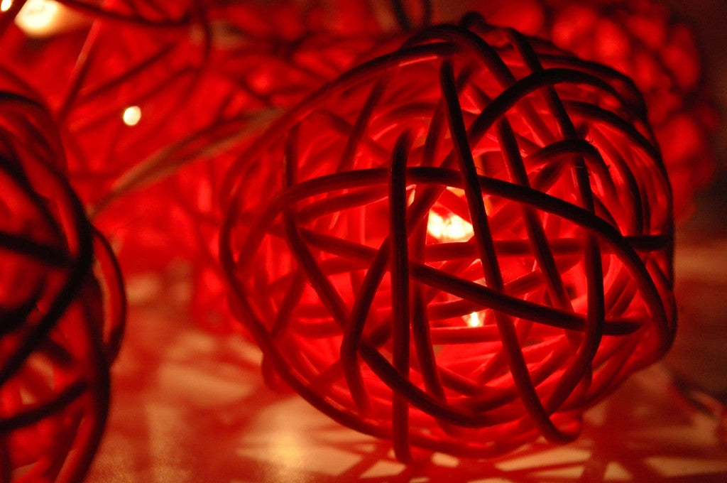 1 Set of Red 5cm Rattan Cane 50 Ball Battery Powered LONG 5m String Lights Christmas Gift Home Wedding Party Bedroom Decorati
